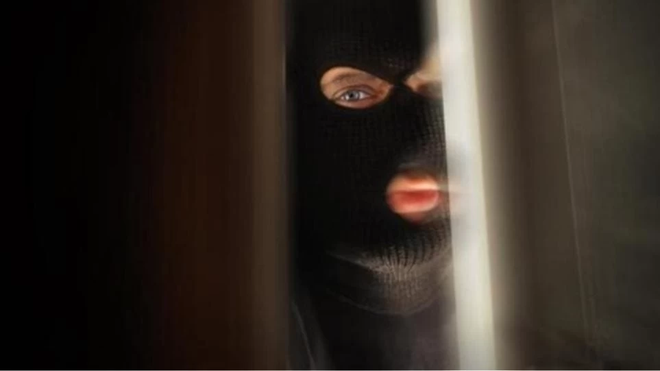 Θύμα ξυλοδαρμού γνωστός ηθοποιός – Κουκουλοφόροι του επιτέθηκαν κάτω από το σπίτι του